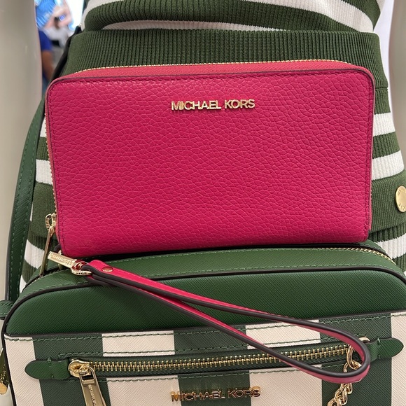 MICHAEL KORS LARGE FLAT MULTIFUNCTION PHONE CASE WALLET WRISTLET 
ELECTRIC PINK - Picture 8 of 16